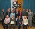 Bild: Dobmeier
Die Auszeichnung langjähriger Mitglieder stand im Mittelpunkt der „Schlesischen Weihnacht“. Hans Grabs (sitzend, Zweiter von links) ist 65 Jahre Mitglied. Mit ihren 100 Jahren ist Annemarie Ziegler (rechts daneben) noch aktives Mitglied. Die Weihnachtsgedanken spricht erstmals Stadtpfarrer Markus Schmid (links).