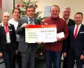 Bild: mef
Edith Kulisch, Ulrich Höcker, Magdalena Simon und Therese Heufling (von links) freuten sich in der Flosser Sparkasse, dass Pfarrer Max Früchtl und Wolfgang Bock (Bildmitte) stellvertretend den Spendenscheck der Vereinigten Sparkassen mit 17.300 Euro entgegennehmen durften. Die Vorstände Josef Pflaum und Gerhard Hösl (von rechts) stellten die Wichtigkeit der Lebensqualität vor Ort heraus, wozu die Sparkasse beitragen wolle. Bürgermeister Günter Stich (dritter von rechts) wusste diese Unterstützung besonders zu würdigen.