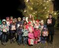 Bild: ow
Beim Glühweinabend am Dorf-Christbaum begrüßt Pfarrer Hartmut Klausfelder (rechts) das Christkind (Ines Preißinger, Mitte). Dieses hat viele Geschenke für die Kinder des Dorfes dabei.