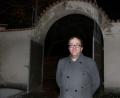 Bild: Wolfgang Steinbacher
Pfarrer Johannes Kiefmann vor dem Tor des Vilsecker Pfarrhofs. Die Aufnahme entstand am Rosenmontag, als er gegenüber Medienvertretern beschrieb, wo er am Tag vorher Opfer eines Überfalls geworden war.