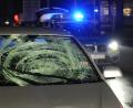 Bild: gf
In die Windschutzscheibe des VW Polo prallte der Fußgänger, der auf der Regensburger Straße plötzlich auf die Fahrbahn gewankt und von dem Wagen erfasst worden war.
