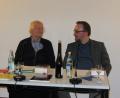 Bild: aks
In familiär-geselliger Atmosphäre übergab Herausgeber Jürgen Link (links) das Archiv seiner "kultuRRevolution" an den wissenschaftlichen Leiter des Literaturarchivs Sulzbach-Rosenberg, Michael Peter Hehl.