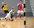 Bild: heh
Die Sportfreunde Kondrau haben sich für die Endrunde der Futsal-Kreismeisterschaft qualifiziert, der SV Steinmühle ist dagegen in der Zwischenrunde ausgeschieden. Das Bild zeigt eine Szene vom direkten Duell, das Kondrau (rechts Tobias Marti) gegen Steinmühle (Michael Mark und Torwart Daniel Gold) mit 2:1 gewann.