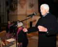 Bild: wro
Die Tradition, die „Heilige Nacht“ auswendig vorzutragen, hat der Waldsassener von seinem Vater übernommen, erzählt Willi Pröls zu Beginn der adventlichen Veranstaltung in der Stiftsbasilika.
