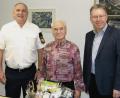 Bild: exb
32 Jahre lang frisiert Georg Zeller (Mitte) an einem ganz besonderen Ort: Er ist Frisör in der JVA Weiden. Nun verabschieden ihn Dienstleiter Wolfgang Reichl (links) und Abteilungsleiter Harald Bäumler in den Ruhestand.