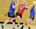 Bild: Hubert Ziegler
Die Sulzbacherin Christina Plößl (Mitte) setzt sich am Gästekreis gegen die Nürnbergerinnen Franziska Berthold (links) und Esra Patterson-Aykent durch und erzielt kurz vor der Halbzeitpause einen Treffer.