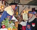 Bild: hl
Großmeister Werner von Podewils (Ponnath, links) übergibt die Ernennungsurkunde zum Urritter an Freiherr Gunther von Haidenaaber (Günther Galke).