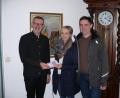 Bild: kgg
Christian und Carolin Sommer bei der Spendenübergabe an Stadtpfarrer Thomas Vogl (links) im Pfarrbüro.