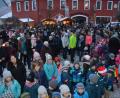 Bild: jr
Zahlreiche Besucher zieht am Sonntagnachmittag das "Singen unterm Christbaum" an.