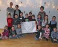 Bild: Dobmeier
Mit Elternbeiratsvorsitzender Astrid Baierl (links) und Kindergartenleiterin Gabi Bösl-Mrazek (daneben) übergeben die Vorschulkinder des Kindergartens St. Wolfgang eine Spende an Anja Schricker (rechts) vom Bunten Kreis.