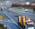 Bild: Gabi Schönberger
Der Verkehr auf der A 6 ist im ersten Halbjahr 2018 um 8,1 Prozent gestiegen. Insgesamt wurden auf der West-Ost-Magistrale – unser Bild entstand in Vohenstrauß – über drei Millionen Fahrzeuge registriert, darunter 1,14 Millionen Lastwagen und Busse.