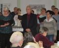 Bild: rha
Traditionsgemäß besuchen die Sänger des Liederkranzes Vilseck die Heimbewohner zur Weihnachtszeit. Mit besinnlichen Worten führt Veronika Pröls (links) durch das Programm. Pflegedienstleiterin Monika Rötzer (rechts) begrüßt den Gesangverein mit Chorleiter Helmut Fischer.