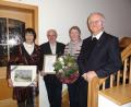Bild: pap
Gesamtpfarrgemeinderatsvorsitzende Linda Schmauß und Stadtpfarrer Josef Häring danken im Namen der Expositurgemeinde Wilchenreuth Kirchenpfleger Josef Greiner für 36 Jahre Kirchenverwaltung.