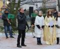 Bild: ckl
Gemeinsam mit Bürgermeister Donko eröffnete das Erbendorfer Christkind den 15. Weihnachtsmarkt.