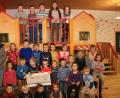 Bild: wro
1000 Euro als vorweihnachtliches Geschenk überbrachte Andreas Ernstberger (links). Dankeschön sagten die Leiterin von „Sankt Rita“, Sabine Preisinger (rechts) zusammen mit den Buben und Mädchen.