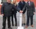 Bild: kö
Das Highspeed-Netz im Markt Schwarzhofen läuft. Enrico Delfino (von rechts) von der Telekom, Bürgermeister Maximilian Beer, Marion Thüngen (Telekom) und Marktrat Franz Stockerl drückten symbolisch auf den "roten" Knopf.