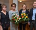 Bild: dob
Personalleiter Stefan Schmidberger (rechts) überreicht Marion Rappl (Zweite von links) für 25 Dienstjahre die Elisabeth-Medaille. Büroangestellte Gerlinde Grosser (Zweite von rechts) hat ihren letzten Arbeitstag. Heimleiterin Rita Gilch (links) überreicht an beide Blumensträuße.