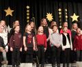 Bild: prh
Mit einem abwechslungsreichen, musikalisch auf hohem Niveau stehenden Weihnachtskonzert begeistern die Lobkowitz-Realschüler das Publikum in der Stadthalle. Vor allem die Chöre überzeugen mit ihrer stimmlichen Leidenschaft.
