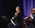 Bild: Wolfgang Steinbacher
Mal melancholisch, mal hoffnungsvoll oder auch spielerisch tänzelnd – bei ihrem Weihnachtskonzert im Kubus in Ursensollen ziehen die vier Musiker Anna Godelmann, Anna-Sophia Kraus, Susanne Zippe und Christoph Pickelmann die Zuhörer in ihren Bann.