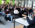 Bild: Gerhard Götz
Rund 200 Schüler lauschten am Montag dem Vortrag von Mo Asumang. Die Schauspielerin und Dokumentarfilmerin sprach über ihre Erfahrungen mit Rasissumus und Begegnungen mit Nazis und Mitgliedern des Ku-Klux-Klans.