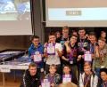 Bild: exb
Die „ESBots“ des Gymnasiums Eschenbach und Projektbetreuer Alexander Schatz (rechts) freuen sich über ihren Sieg beim First-Lego-League-Regionalentscheid in Regensburg.