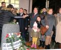 Bild: Hirsch
Am Gedenkstein reichte zweite Bürgermeisterin Ulrike Roidl (links) den Vertretern des türkischen Konsulats und der türkisch-islamischen Gemeinde die Hand als Geste der Versöhnung und der Verbundenheit.