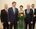 Bild: Christopher Dotzler
Ministerialdirektor Hubert Bittlmayer (links) und Landrat Thomas Ebeling (rechts) verabschiedeten den bisherigen Leiter des Amtes für Ernährung, Landwirtschaft und Forsten, Reinhold Witt (Zweiter von links), und begrüßten zugleich seinen Nachfolger Georg Mayer (Zweiter von rechts), der mit seiner Frau zu dem offiziellen Termin gekommen ist.