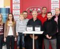 Bild: lst
Die Gruppeneinteilung beim Kia-Cup am 5. Januar steht fest. Das Ergebnis der Auslosung präsentierten (von links) Corinna Smola, Lisa Kinle, Noah Oppitz, Martin Oppitz, Franz Bäumler, Klaus Flammersberger, Marcel Waldowsky und Thomas Binner.