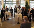 Bild: Bühner
Kulturamtsleiterin Petra Vorsatz (Siebte von rechts) erläutert den Besuchern der Eröffnungsfeier die Ausstellung.