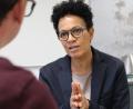 Bild: Gerhard Götz
Die preisgekrönte Autorin Mo Asumang stellt sich den Fragen von Oberpfalz-Medien. Die 55-Jährige hat im Oktober den Alfred Müller-Felsenburg-Preis für aufrechte Literatur bekommen. 2016 erschien im Fischer-Verlag das Buch „Mo und die Arier: Allein unter Rassisten und Neonazis“, das mehrfach auf der Spiegel-Bestsellerliste war.