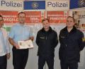 Bild: jr
Mit einem Infostand informierte die Kriminalpolizeiinspektion Weiden in der Raiffeisenpassage über Einbruchschutz in den eigenen vier Wänden. Kriminalhauptmeister Dieter Melzner stand Rede und Antwort. Mit dabei waren (von links) Volksbank Nordoberpfalz-Geschäftsstellenleiter Thorsten Meier, Kriminalhauptmeister Dieter Melzner, sowie Markus Damm und Daniel Ulrich von der PI Waldsassen.