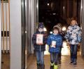 Bild: bkr
Auf dem Weg in die Bank: Felix und Jannik (von links) tragen die ungeöffneten Spendendosen. Benedikt und Annika (von rechts) passen auf.