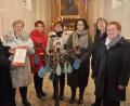 Bild: dob
Frauenbundvorsitzende Karin Wappmann (Zweite von links) übergibt an den evangelischen Stadtpfarrer Dieter Schinke (links) mit Vorstandsteam 1000 Euro für die Kirchendachrenovierung.