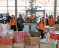 Bild: exb
Schulleitung und Schülermitverantwortung überreichten die umweltbewusst verpackte Sachspende an die Verantwortlichen der Johanniter.