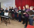 Bild: dob
Der Chor des Landestheaters Oberpfalz "RegionaL TOn" unter Leitung von Tamara-Raphaela Hirschmann gestaltet die Adventfeier des BRK im katholischen Pfarrheim.