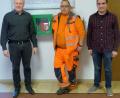Bild: lep
Im Eingangsbereich des Rathauses befindet sich neu ein Defibrillator. Bürgermeister Jürgen Kürzinger bedankt sich bei Klärwärter Torsten Goß und Kassenverwalter Matthias Kroher (von links) für ihr Engagement bei Kauf und Einweisung.