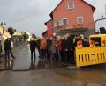 Bild: mor
Baudirektor Gerhard Kederer und Bürgermeister Karlheinz Budnik (von links) informieren Landrat Andreas Meier und die CSU-Kreisräte über die Baumaßnahmen an der NEW 19 in der Ortsdurchfahrt Neuhaus.