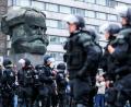 Bild: Jan Woitas/dpa
Erst Chemnitz, dann Hessen: Erneute Vorwürfe rechter Umtriebe in der Polizei. Polizisten sichern eine Demonstration der rechten Szene vor dem Karl-Marx-Denkmal.