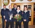 Bild: adj
Mit einem Erinnerungskrug und einem Blumenstrauß werden Kommandant Reinhard Marzi (Zweiter von links) und seine Frau Christine (mit Blume) vom Vorstand des Feuerwehrvereins Herbert Reichl, Wolfgang Reichl und Anja Marzi (von links) verabschiedet.