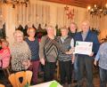 Bild: tu
Edeltraut Höhne (Dritte von links) und Irene Gmeiner (Erste von links) überreichen ihre Spende an die Abordnung der Kinderkrebshilfe Oberpfalz Nord mit Vorsitzemdem Herbert Putzer (Zweiter von rechts) an der Spitze.