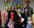 Bild: le
Mitglieder der katholischen Kindertagesstätte St. Johannes M. Vianney mit Vorsitzenden Evelyn Weidner (vorne, rechts ) überreichen an Ralf und Tina Kiener (hinten, von rechts ) den Spendenbetrag.