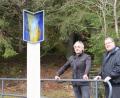 Bild: Lowak
Direktor Manfred Striegl (rechts) freut sich über die neuen Stelen am Kreuzweg in Johannisthal, die Künstler Erwin Otte (links) geschaffen hat.