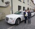 Bild: fvo
Die Eslarnerin Kerstin Hammer und Roland Zitzmann aus Ottenrieth heiraten im Alten Rathaus in Weiden und fahren mit der Chrysler Stretchlimousine "Golden Lady" an den erstaunten Besuchern des Weidener Weihnachtsmarktes vorbei.
