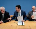 Bild: Kay Nietfeld/dpa
Die Bundesminister Horst Seehofer (CSU), Hubertus Heil (SPD) und Peter Altmaier (CDU, von links) stellen in der Bundespressekonferenz das neue Fachkräfteeinwanderungsgesetz vor.