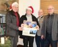 Bild: Landratsamt Tirschenreuth
Stolz präsentieren sie die Pakete für Bedürftige im Landkreis Tirschenreuth: (von links) die DAGA-Präsidenten Helmuth Wächter und James P. Federline, Sozialamtsleiter Wolfgang Jäger und Abteilungsleiter Alfred Meyer als Vertreter des Landrats im Amt.
