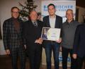 Bild: kro
BFV-Bezirksehrenamts-Beauftragter Martin Braun überreicht die „Goldene Raute mit Ähre“ an Manuel Enders von den Sportfreunden Kondrau. Von links Bürgermeister Bernd Sommer, Martin Braun, Manuel Enders, Vereinsehrenamts-Beauftragter Ernst Döllinger und stellvertretender Landrat Alfred Scheidler.