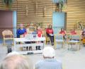 Bild: jzk
Alexandra Raß (links) hat ihre Musikschüler sehr gut auf das Weihnachtskonzert im Haus Falkenstein vorbereitet. Mit ihrem Gesang und Können an den Instrumenten stecken die Kinder ihre Zuhörer an, die reihum in die Lieder mit einstimmen.