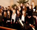 Bild: Hirsch
Der Chor der siebten Klasse sang unter der Leitung von Michaela Lippert ein französisches Weihnachtslied, von Stefan Schindler am Klavier begleitet.