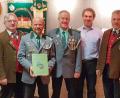 Bild: fjo
Bezirksschützenmeister Harald Frischholz (rechts) übergibt mit seinem Stellvertreter Dieter Beer an Schützenmeister Johannes Zeug, Jugendleiter Karlheinz Hagner und Trainer Roland Helm (von links) die Ernennungstafel.