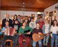 Bild: gi
Die Ministranten der Filialgemeinde Tröbes unterhalten die Besucher im Gasthof Bodensteiner mit Liedern, Geschichten und Sketchen.